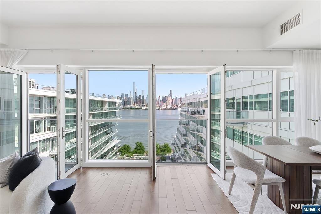 Condo in Weehawken, New Jersey, United States 2 - 18112915