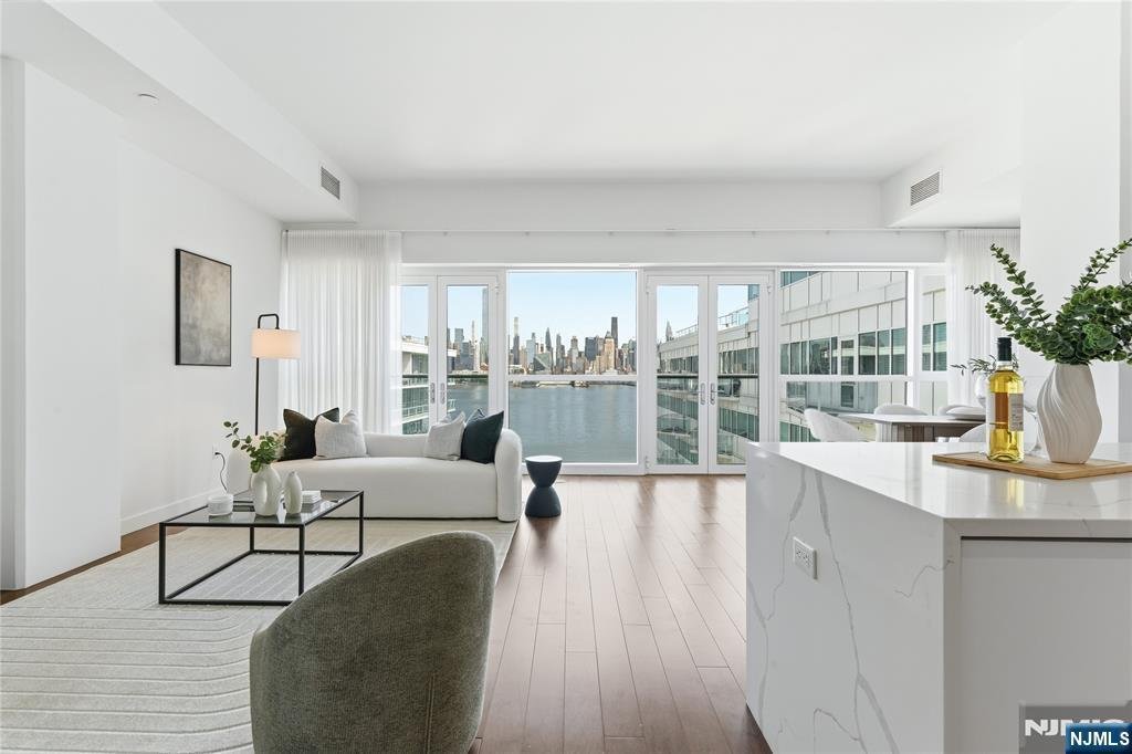 Condo in Weehawken, New Jersey, United States 1 - 18112915