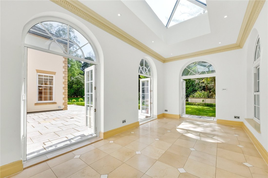 House in Brooklands, Elmbridge, England 5 - 18111065