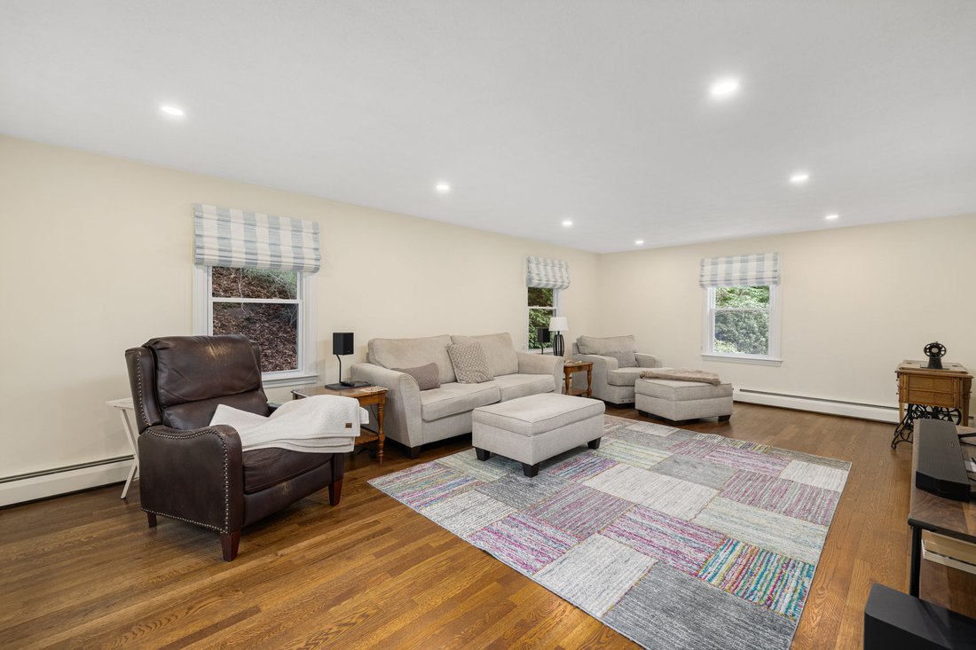 House in Warwick, Rhode Island, United States 3 - 18111122