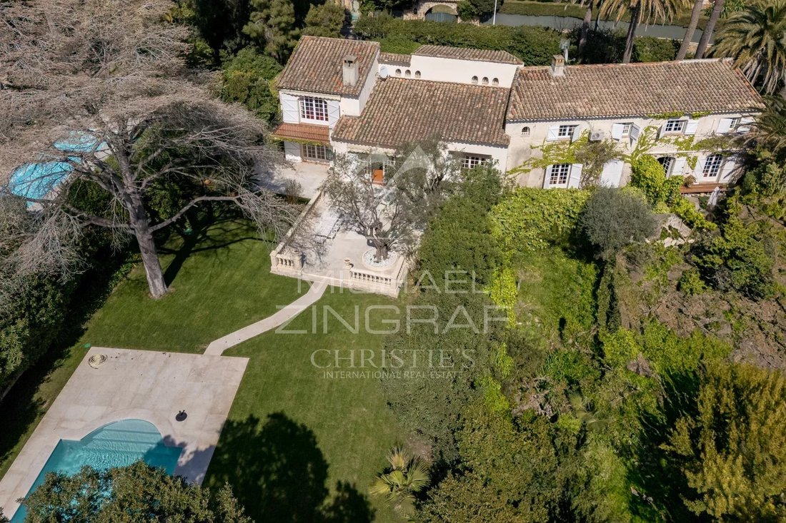 House in Antibes, Provence-Alpes-Côte d'Azur, France 1 - 15483557