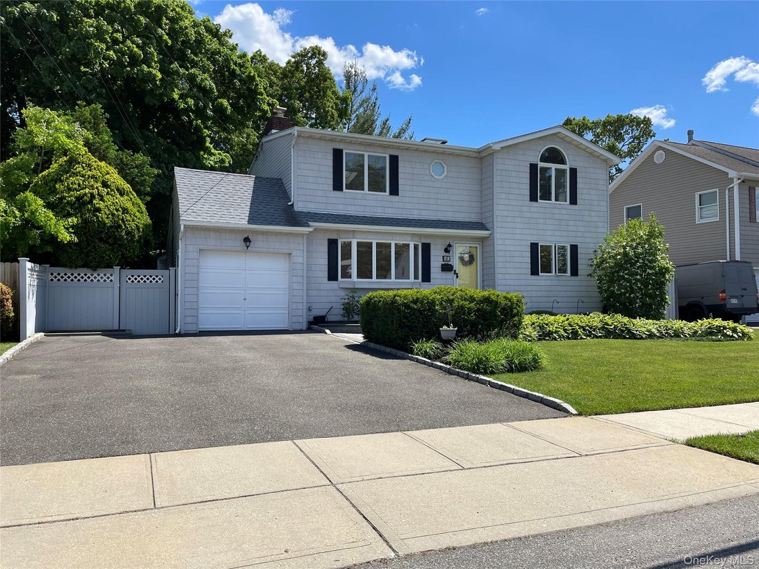House in Babylon, New York, United States 2 - 18112155