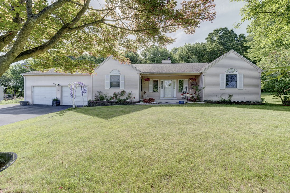 House in Watertown, Connecticut, United States 1 - 18111715