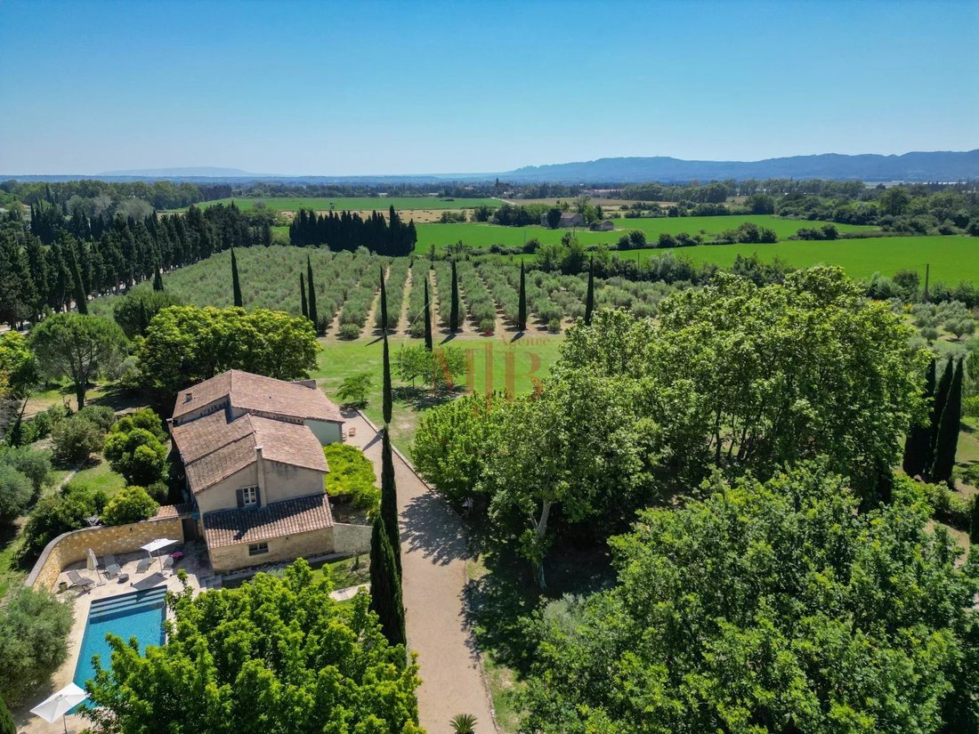 Estate in Saint-Etienne-du-Grès, Provence-Alpes-Côte d'Azur, France 1 - 18110912