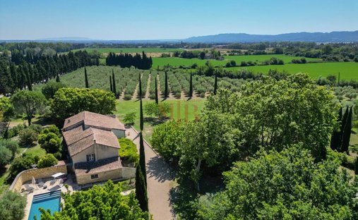Domaine à Saint-Étienne-du-Grès, Provence-Alpes-Côte d'Azur, France 1