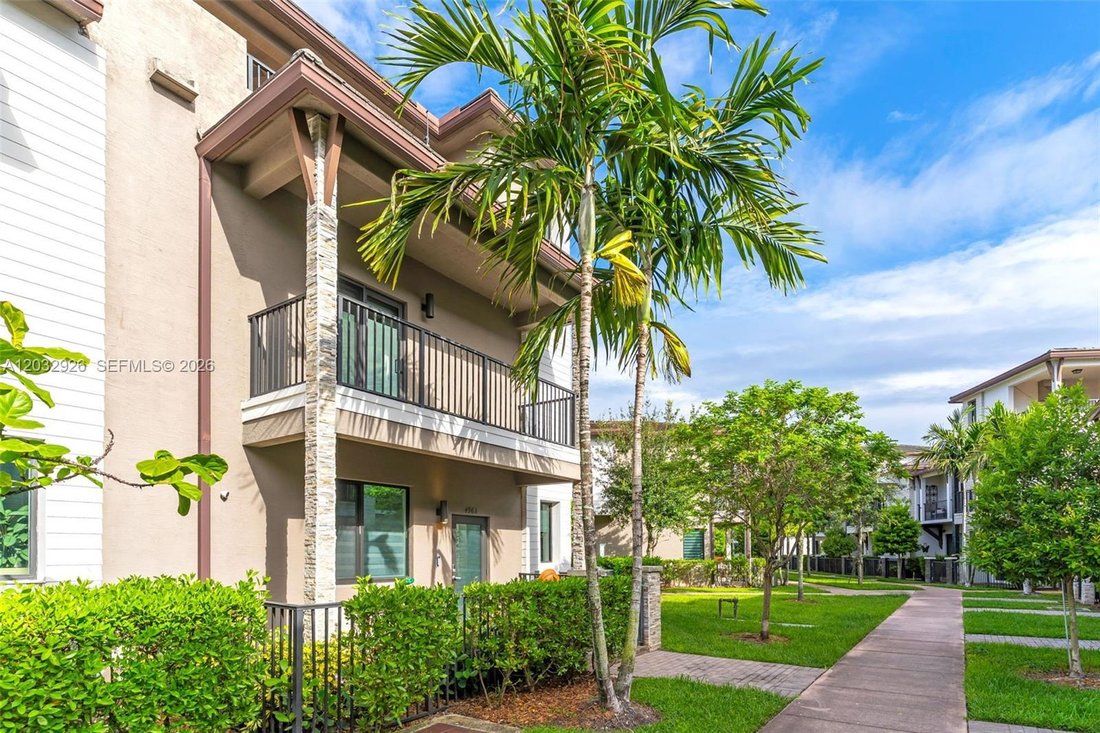 Townhouse in Miami Springs, Florida, United States 3 - 18113025