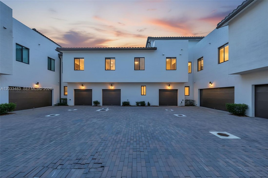Townhouse in Miami Springs, Florida, United States 5 - 18113009