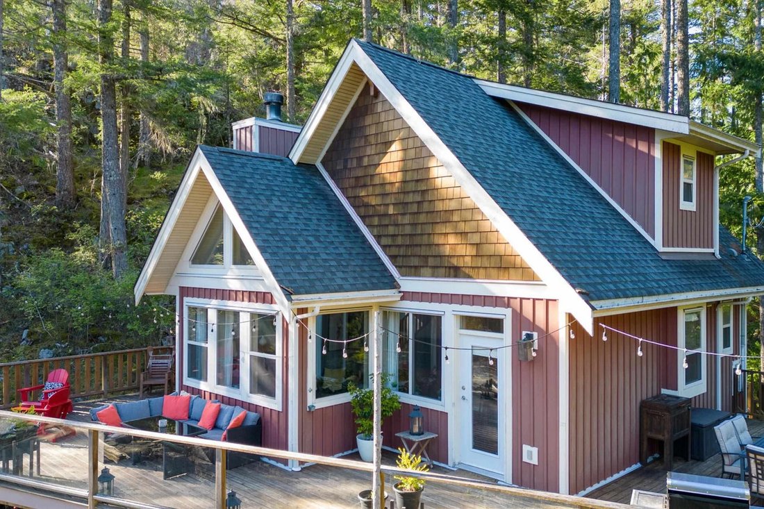 House in Garden Bay, British Columbia, Canada 1 - 18112107
