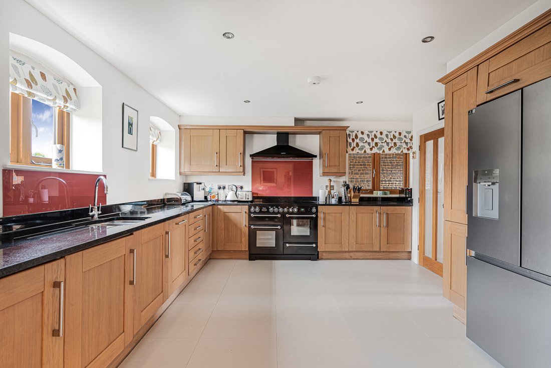 House in Lower Bourne, England 4 - 18112511