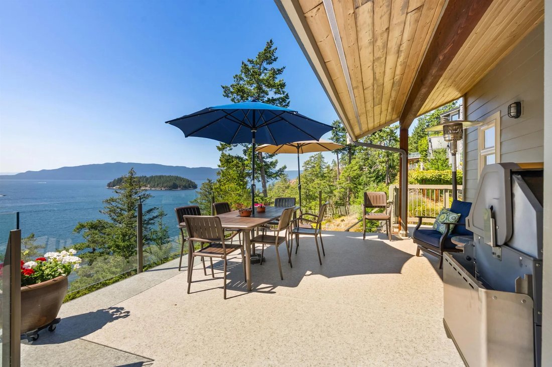 House in Garden Bay, British Columbia, Canada 3 - 18112100