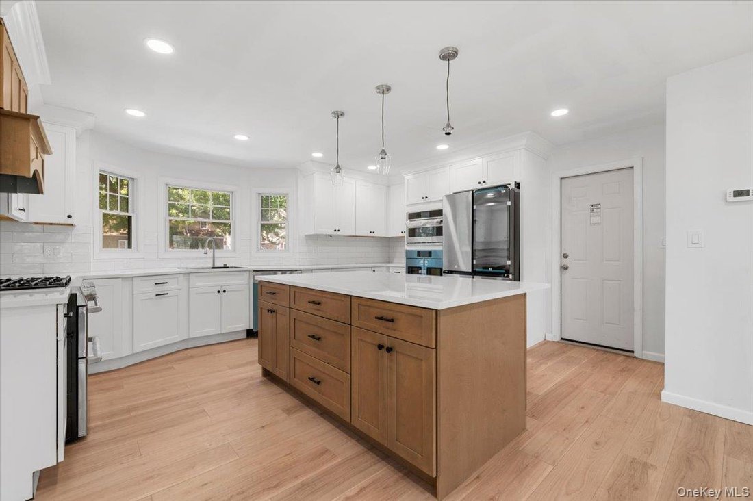 House in Levittown, New York, United States 5 - 18113792