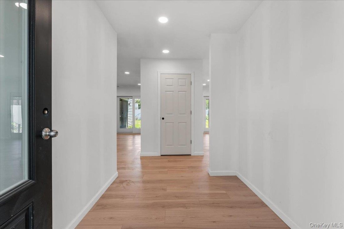 House in Levittown, New York, United States 2 - 18113792