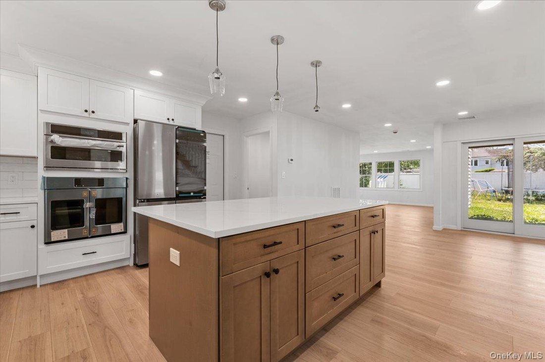 House in Levittown, New York, United States 3 - 18113792