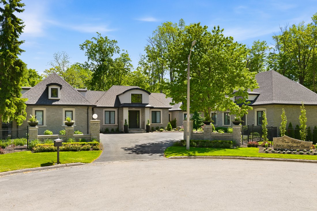 Estate in Burlington, Ontario, Canada 2 - 17745186