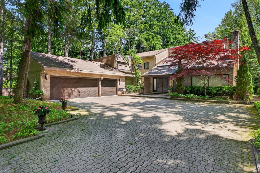 Estate in Burlington, Ontario, Canada 1 - 18110174