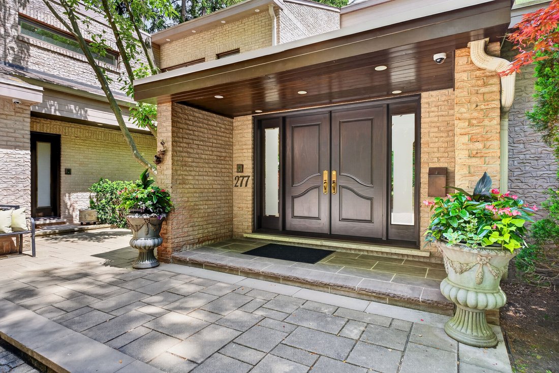 Estate in Burlington, Ontario, Canada 3 - 18110174