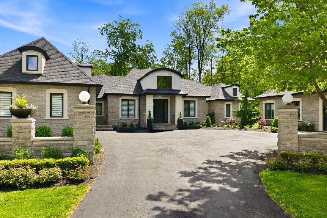 Estate in Burlington, Ontario, Canada 1 - 17745186