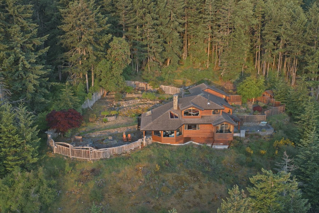 House in Saltspring Island, British Columbia, Canada 1 - 18112095