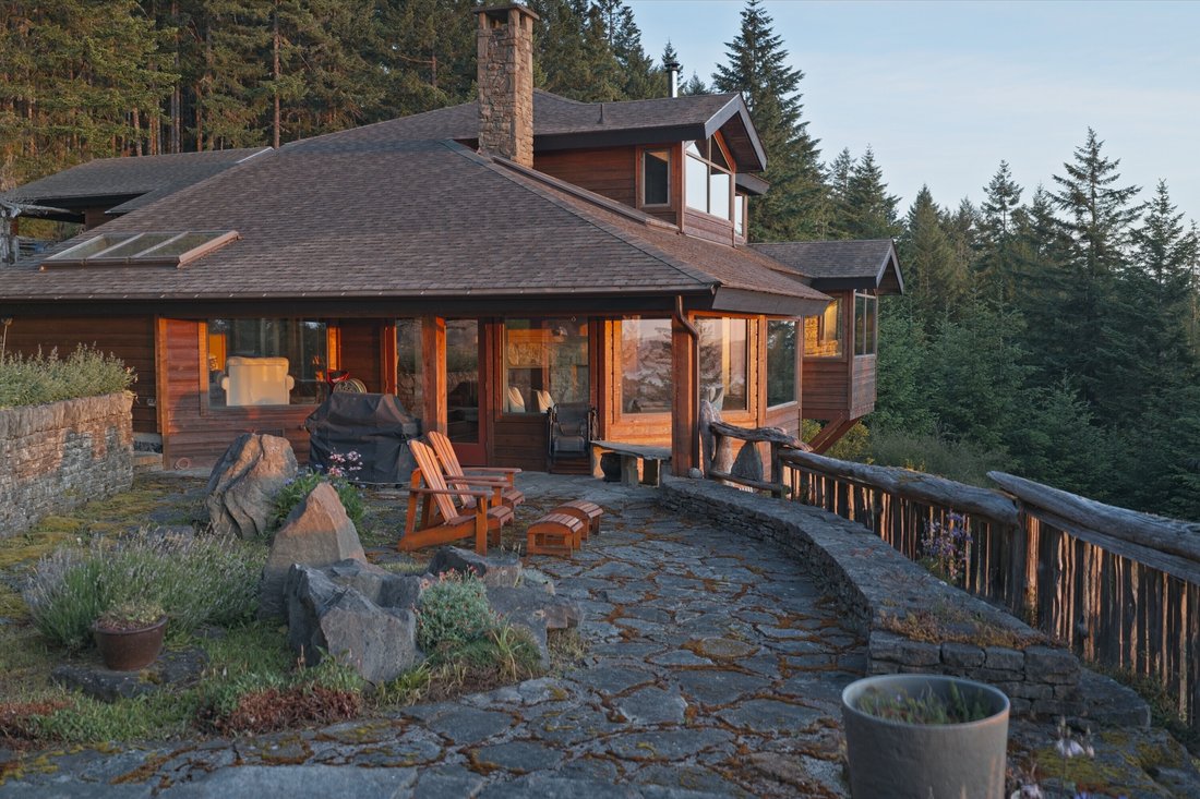 House in Saltspring Island, British Columbia, Canada 2 - 18112095