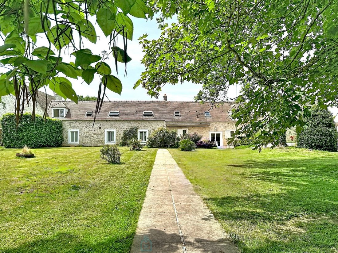Estate in Fontainebleau, Ile-de-France, France 2 - 17283845