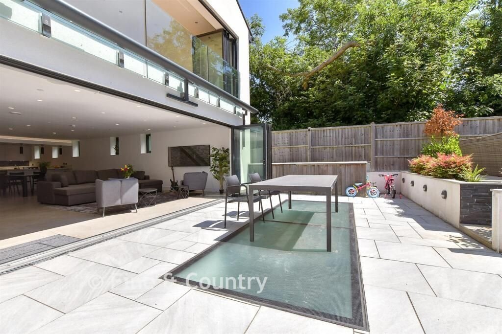 House in Abridge, England 3 - 18116525