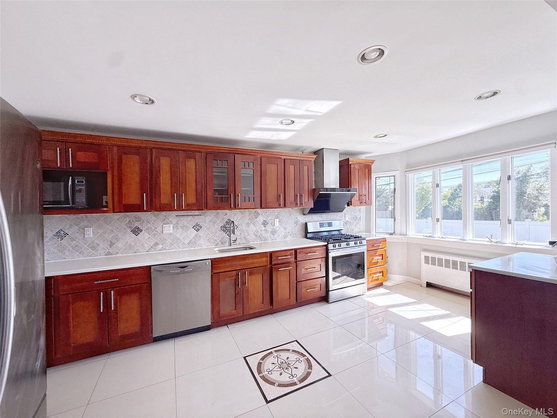House in Syosset, New York, United States 5 - 18116296