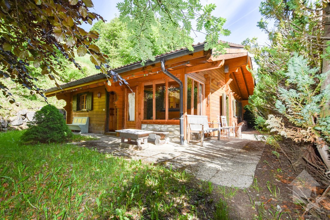 Charming Chalet Near The Start Of The Ski Slopes