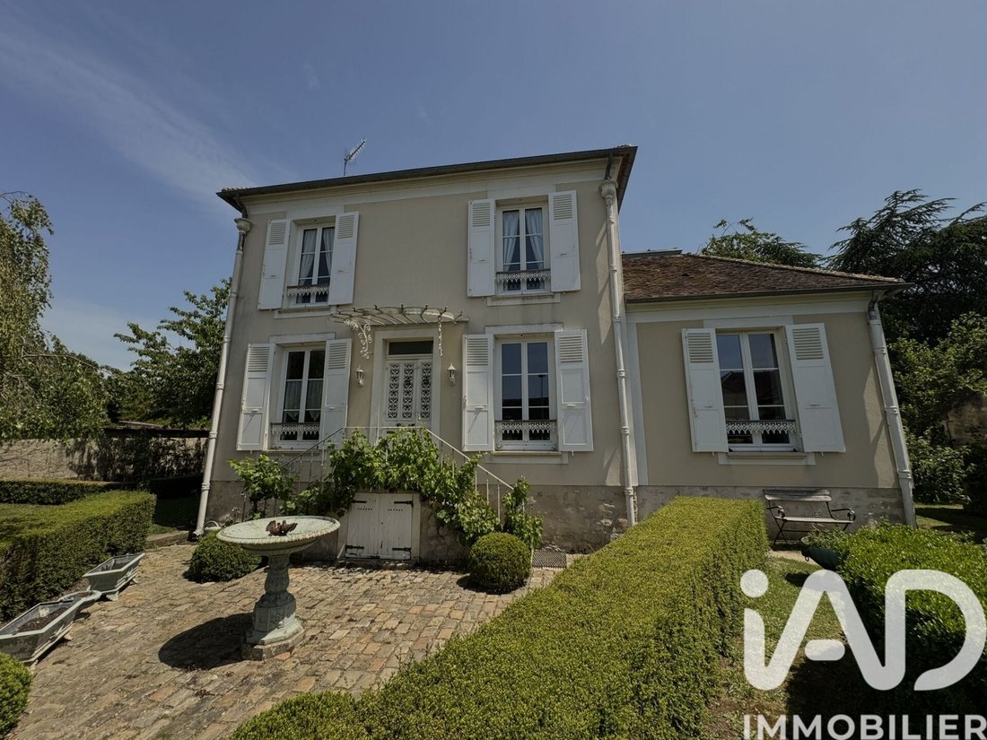 House in Fontainebleau, Ile-de-France, France 2 - 18120318