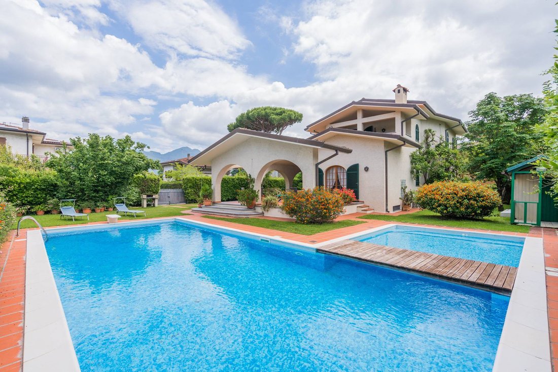 House in Caranna-Vaiana, Forte dei Marmi, Tuscany 1 - 17083761