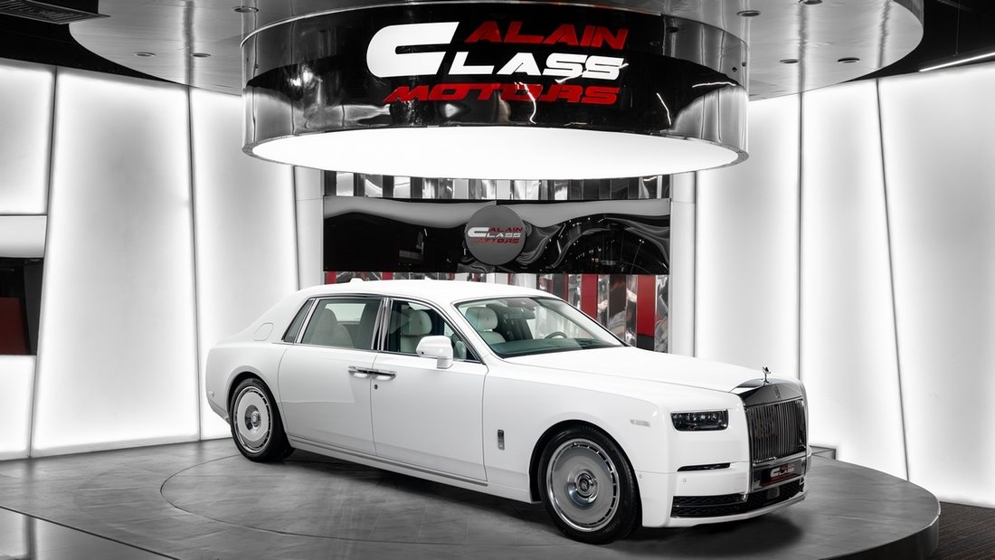 Sedan in Dubai, United Arab Emirates 1 - 18109696