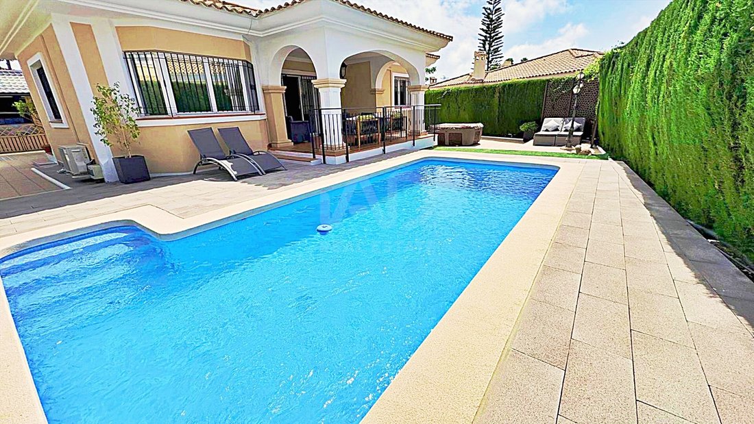 Chalet in Mutxamel, Valencian Community, Spain 1 - 17754208