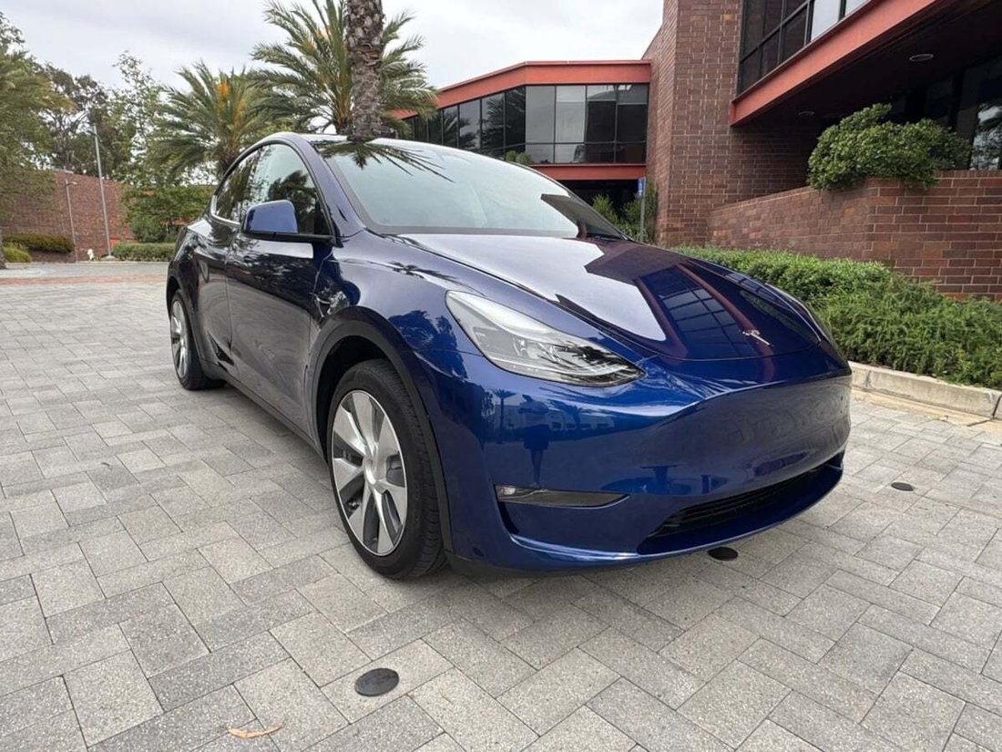Suv in Newport Beach, CA, United States 3 - 18118175
