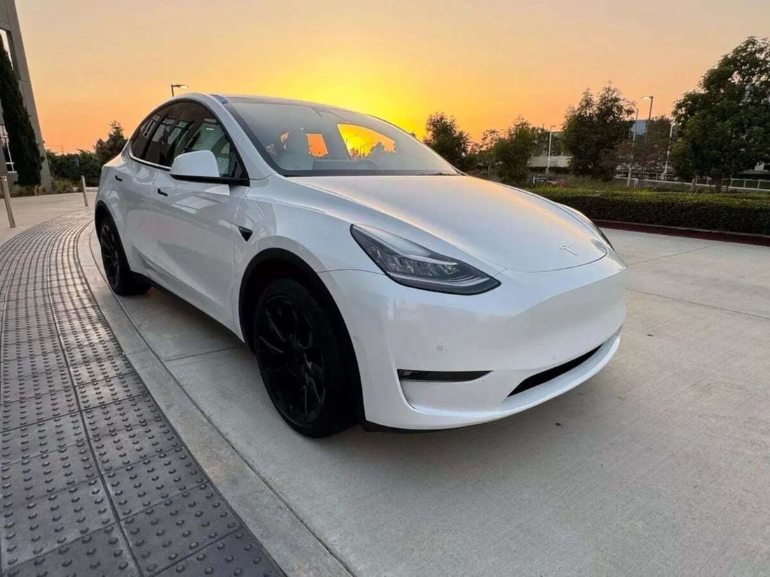 Suv in Newport Beach, CA, United States 3 - 18118071