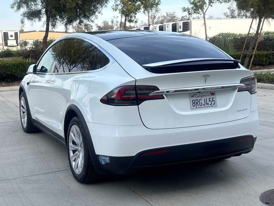 Suv in Rialto, CA, United States 5 - 18118043