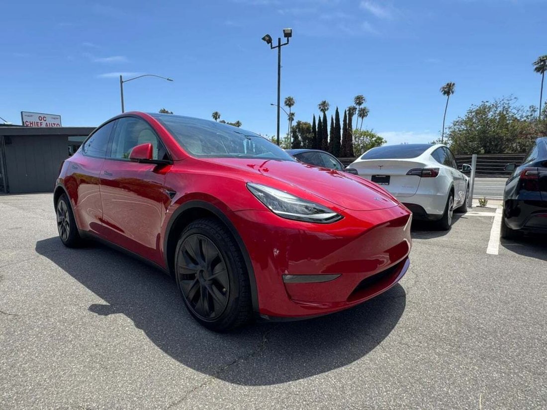 Suv in Newport Beach, CA, United States 3 - 18118245