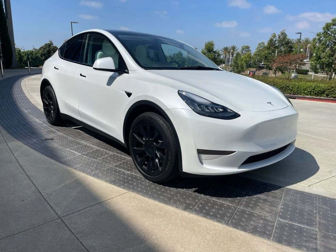 Suv in Newport Beach, CA, United States 3 - 18118341