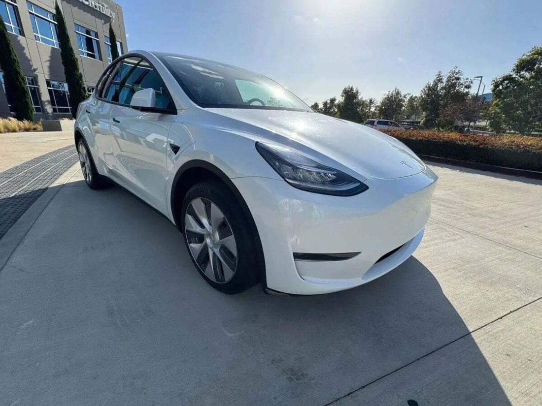 Suv in Newport Beach, CA, United States 3 - 18117980
