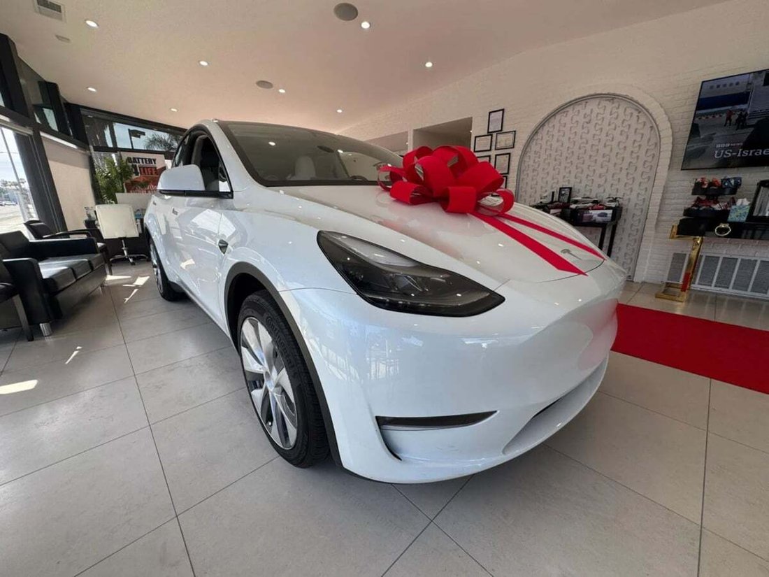 Suv in Newport Beach, CA, United States 3 - 18118157