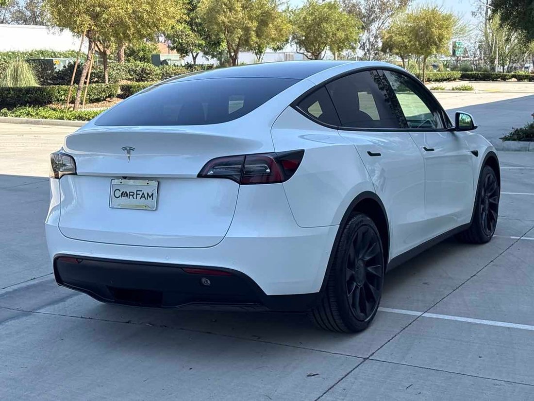 Suv in Rialto, CA, United States 3 - 18118072