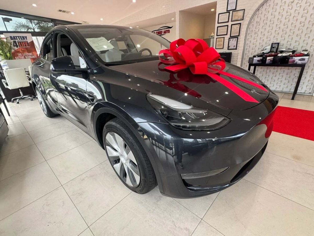 Suv in Newport Beach, CA, United States 3 - 18118353