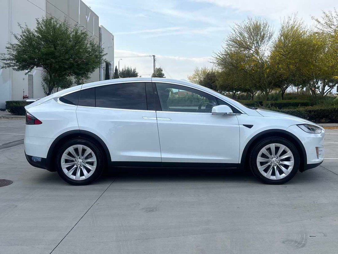 Suv in Rialto, CA, United States 2 - 18118043