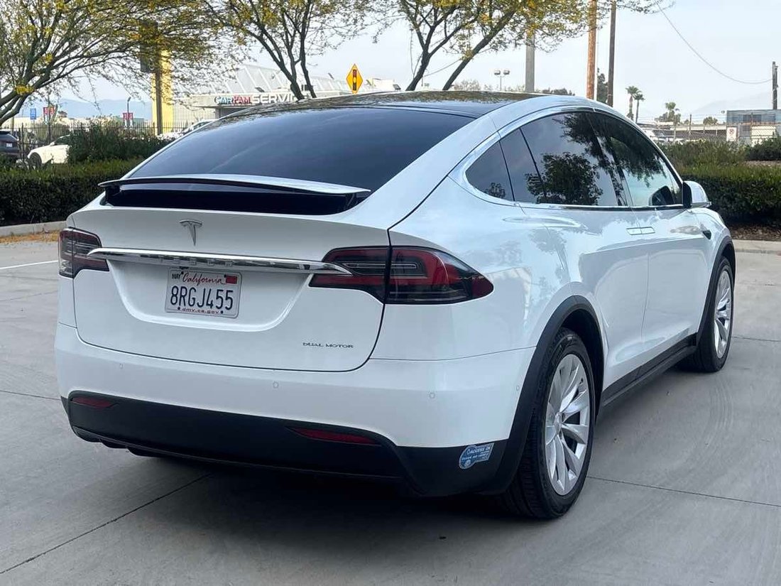 Suv in Rialto, CA, United States 3 - 18118043