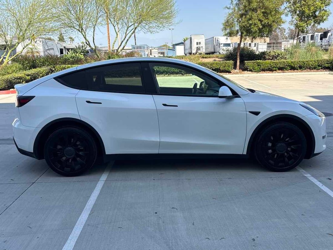 Suv in Rialto, CA, United States 2 - 18118072