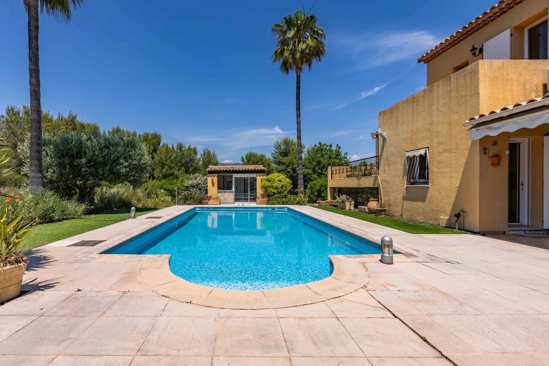 Villa in Saint-Laurent-du-Var, Provence-Alpes-Côte d'Azur, France 2 - 18118874