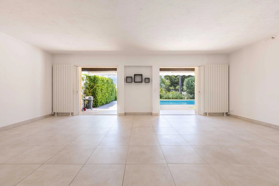 Villa in Saint-Laurent-du-Var, Provence-Alpes-Côte d'Azur, France 5 - 18118874