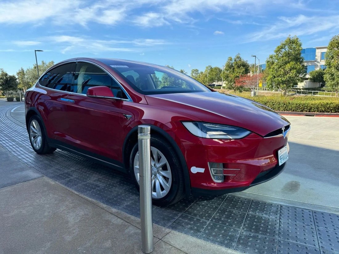 Suv in Riverside, CA, United States 2 - 18118138
