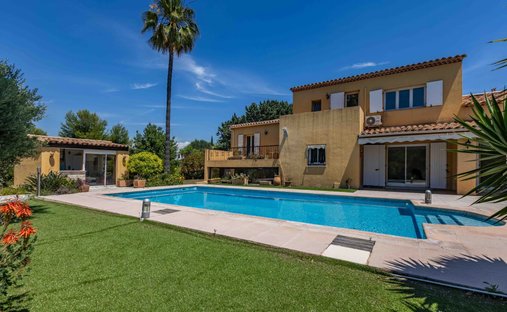 Villa in Saint-Laurent-du-Var, Provence-Alpes-Côte d'Azur, France 1
