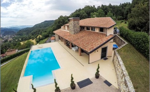 Villa in Piazza al Serchio, Tuscany, Italy 1