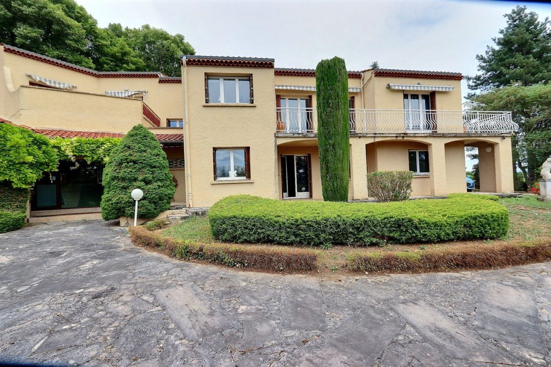 Villa in Beauregard-l'Eveque, Auvergne-Rhône-Alpes, France 1 - 18124602