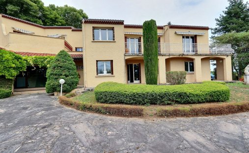 Villa in Beauregard-l'Eveque, Auvergne-Rhône-Alpes, France 1